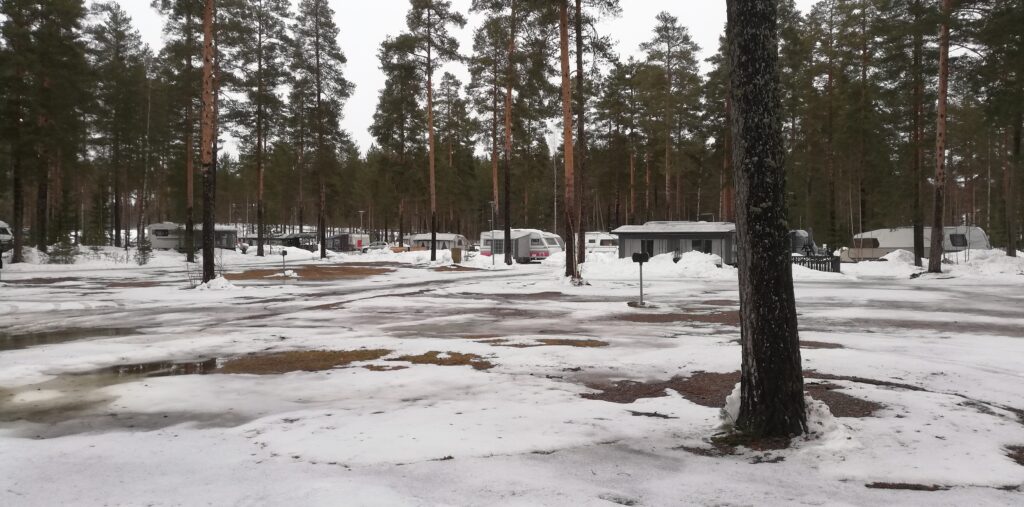 Tämän kuvan alt-attribuutti on tyhjä; Tiedoston nimi on lumesta-siivottu-kentta-VM-1024x507.jpg