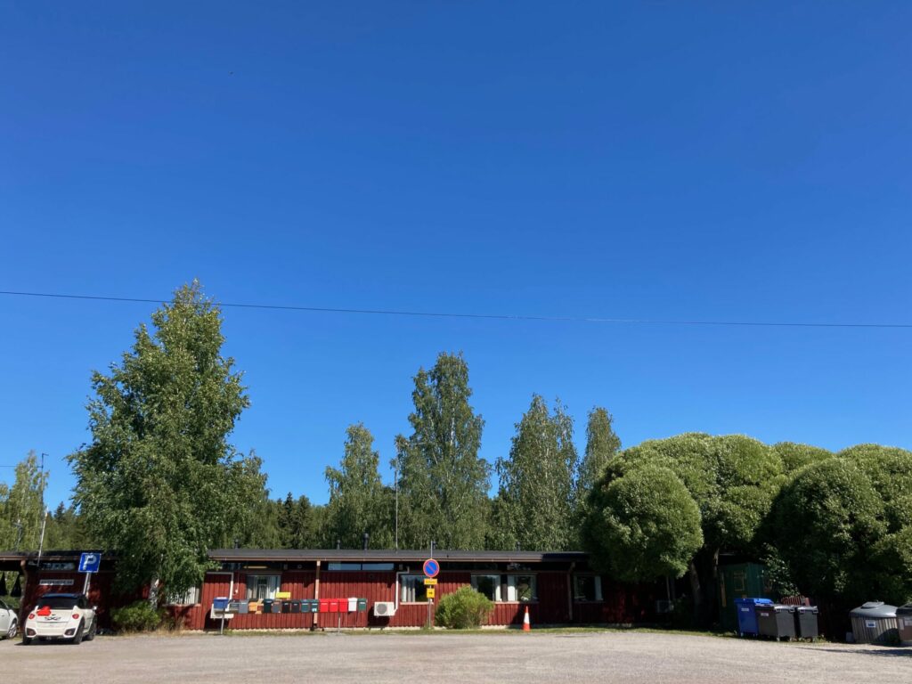 VASTAANOTTORAKENNUS JA PARKKIALUE