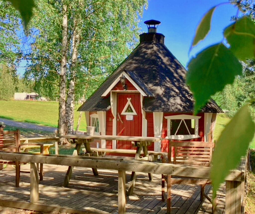 GRILLIKODAN TERASSI KUTSUU